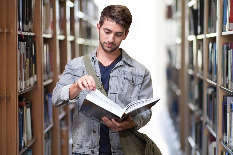 ITAdolescenti - Joven Estudiando Libro.