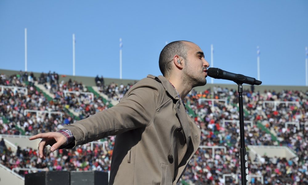 Abel Pintos - Abel Pintos Cantando En Un Show.