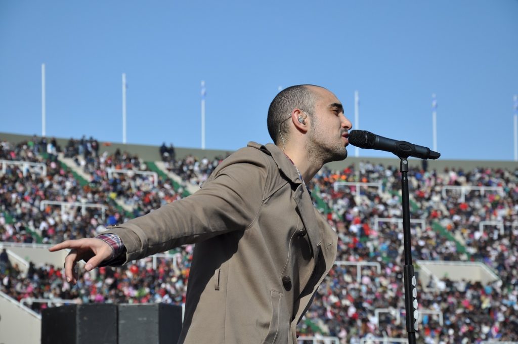 Abel Pintos - Abel Pintos Cantando En Un Show.