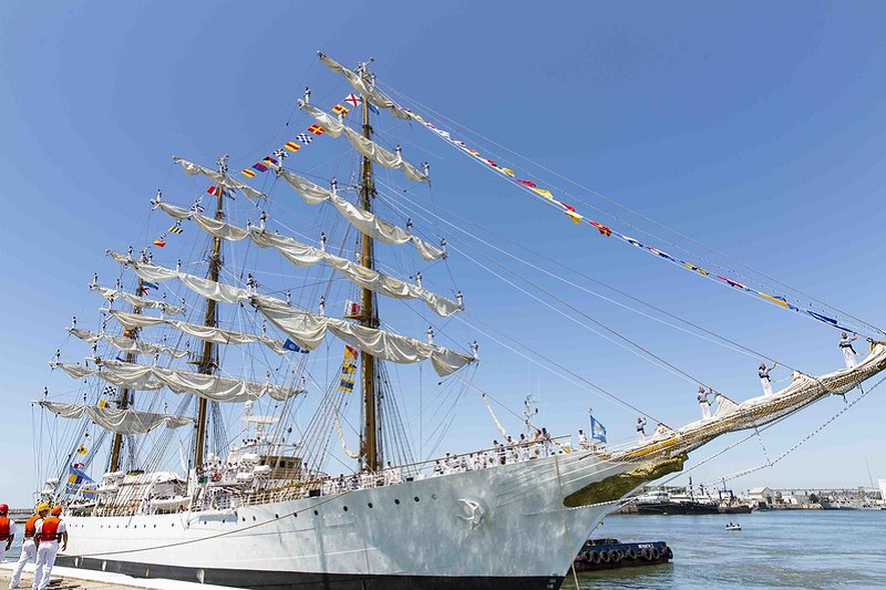 Fragata - Buque Anclado En El Puerto.