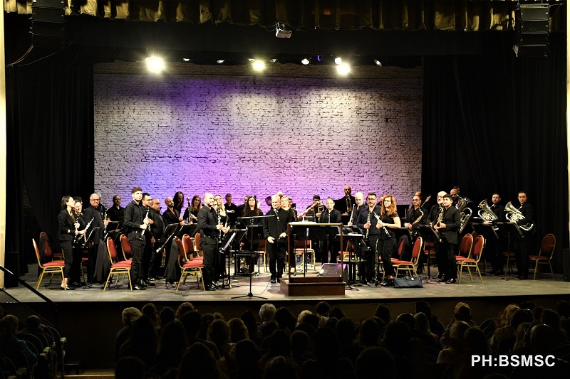 Wesley Broadnax - Banda Sinfonica En El Teatro Tocando.