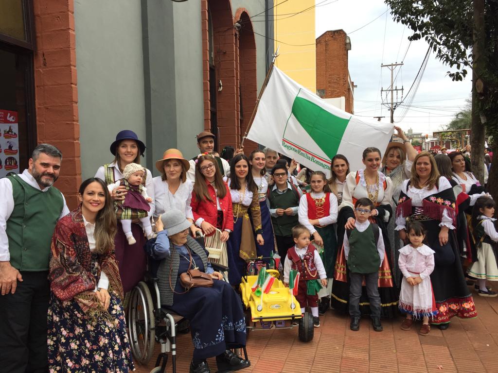 Oberá - Asociación Nettuno En El Desfile Inaugural De La Fiesta Nacional Del Inmigrante En Oberá