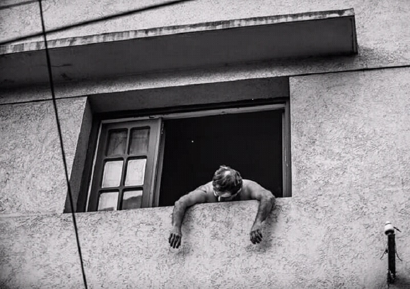 Virus - Vecinos En Los Balcones Se Ha Vuelto Una Imagen Usual