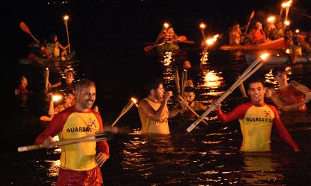 Antorchada - Los guardavidas saliendo del agua para finalizar la ceremonia