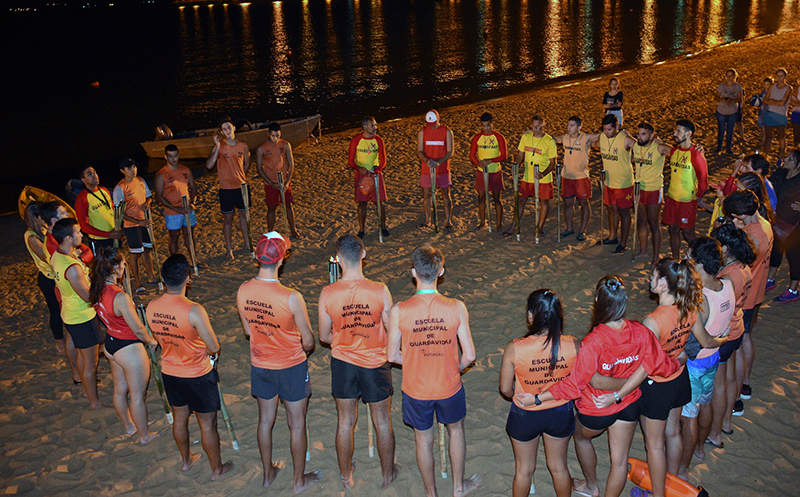 Antorchada - Los Guardavidas formando una ronda donde los instructores dicen unas palabras