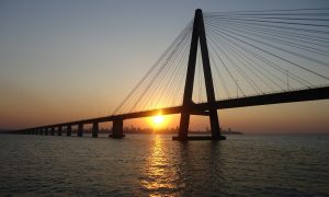 Mercosur - El atardecer sobre el puente