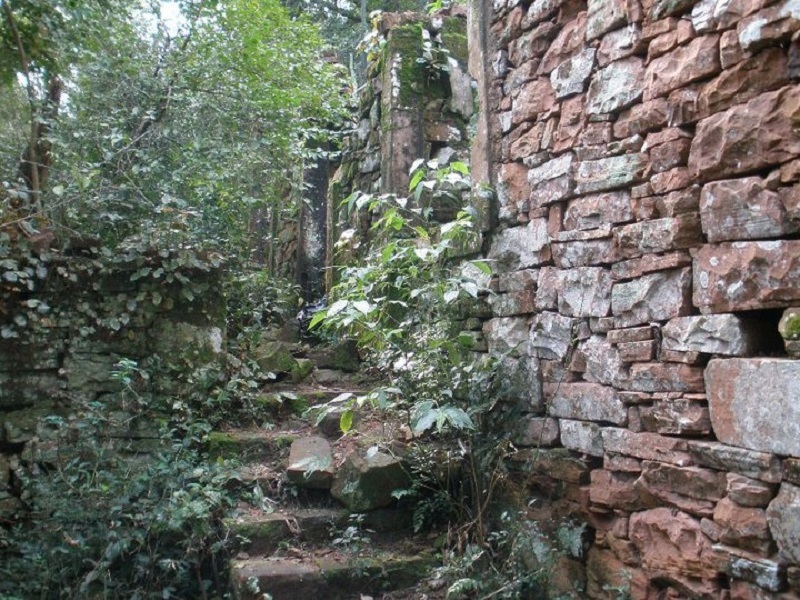 Guerra - Ruinas Del Bunker De Teyu Cuare