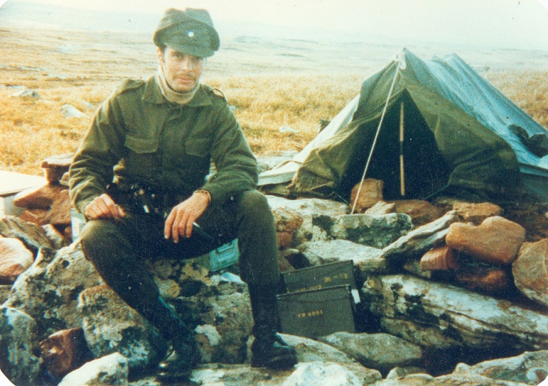 Malvinas - Soldado con su tienda de campaña en la guerra de Malvinas