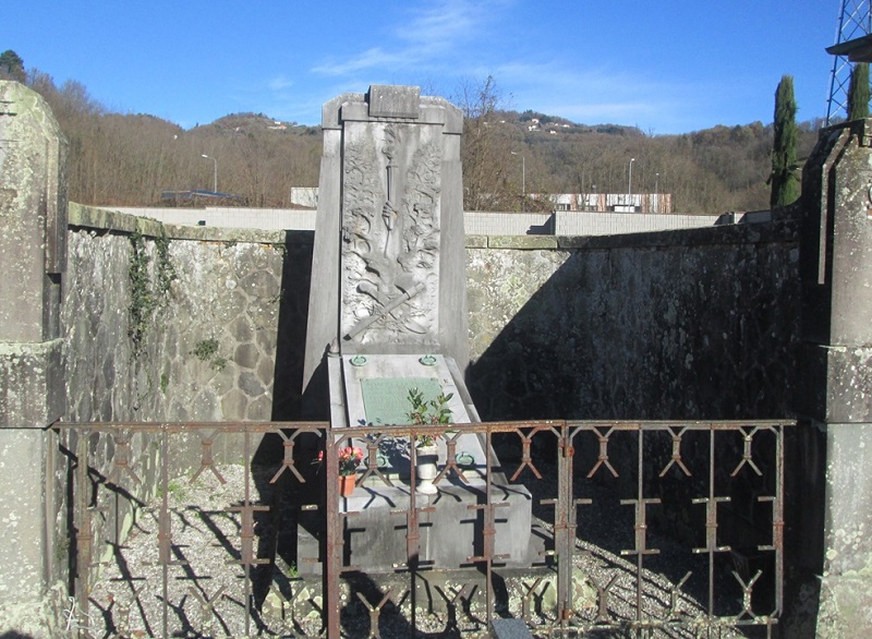 Adamo Lucchesi - Monumento De Adamo Lucchesi En El Cementerio De Ghivizzano