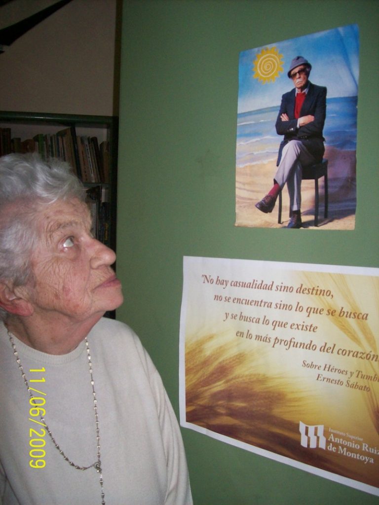 Teresa Morchio - Junto a la puerta de su estudio, dónde tiene pegada una imagen y una frase de su adorado Ernesto Sábato, a quien conoció personalmente. PhotoCredit: Sergio Alvez
