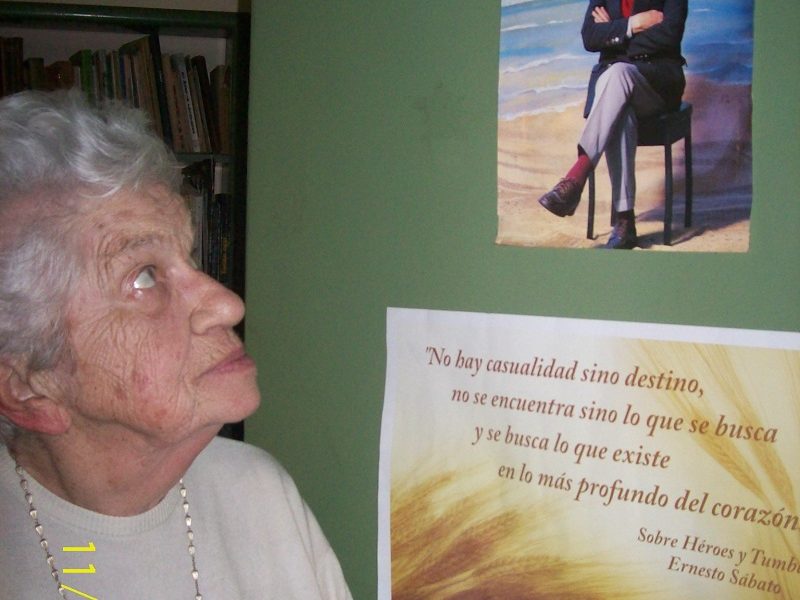 Teresa Morchio - Junto a la puerta de su estudio, dónde tiene pegada una imagen y una frase de su adorado Ernesto Sábato, a quien conoció personalmente. PhotoCredit: Sergio Alvez