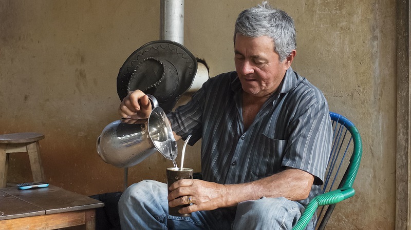 Humanidad - Hombre Tomando Tereré