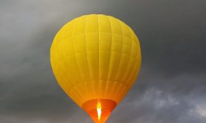 globo aerostatico - Contraste Entre El Amarillo Del Globo Y El Cielo Nuboso