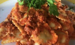gastronomía italiana - Ravioles Con Bolognesa