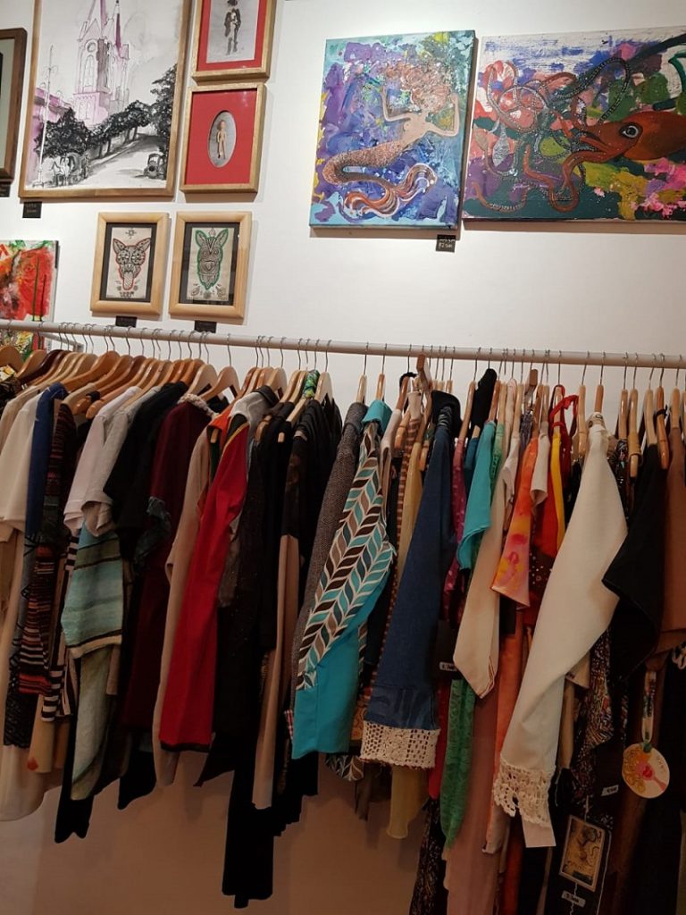 Galería de arte - Ropa En Exposición