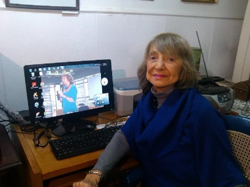 Olga Zamboni - Retrato de Olga frente a una computadora