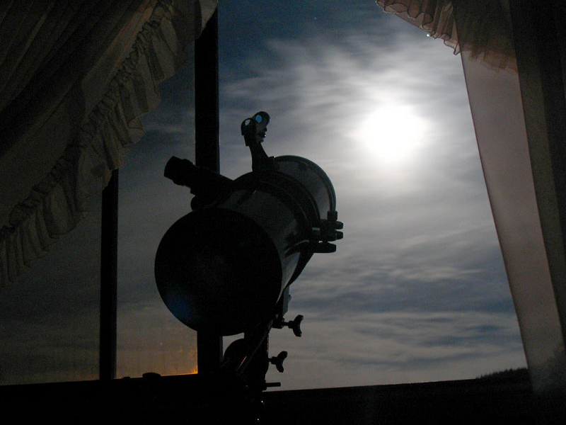 Galileo Galilei - Telescopio Apuntando Hacia El Cielo
