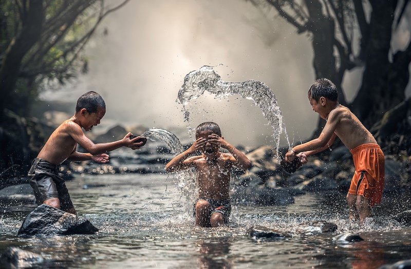 Niños En El Rio