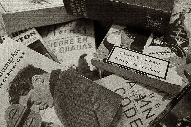 Mes del libro - Varios Libros Dispuestos De Forma Aleatoria