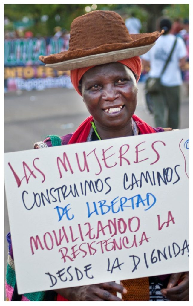 Mujer protestando por la dignidad de los afrodescendientes 