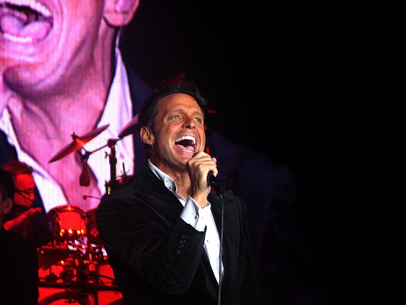 Luis Miguel Singing