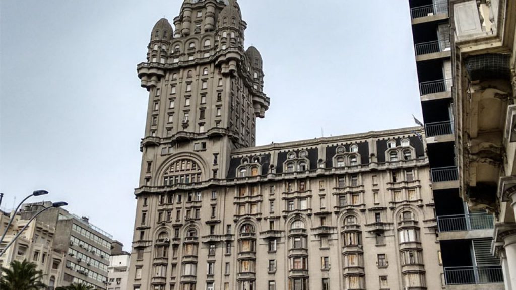 Palacio Salvo - Parte superior del edificio de arquitectura ecléctica.