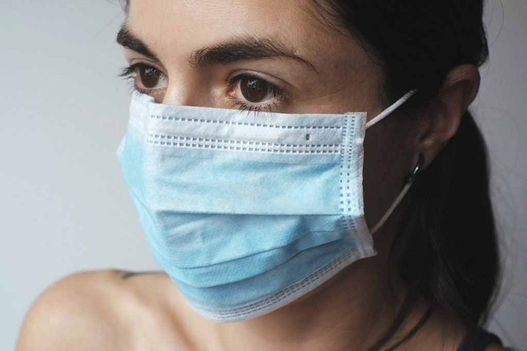 COVID - Mujer con mascarilla