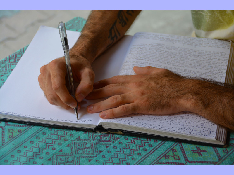Palabras - Manos Escribiendo En Cuaderno