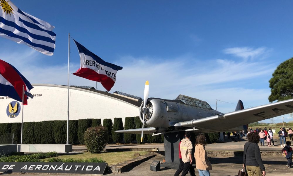 Escuela - Banderas Y Avion Antiguo