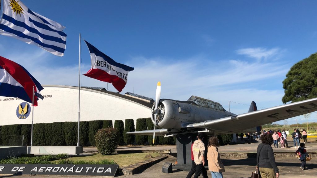 Escuela - Banderas Y Avion Antiguo