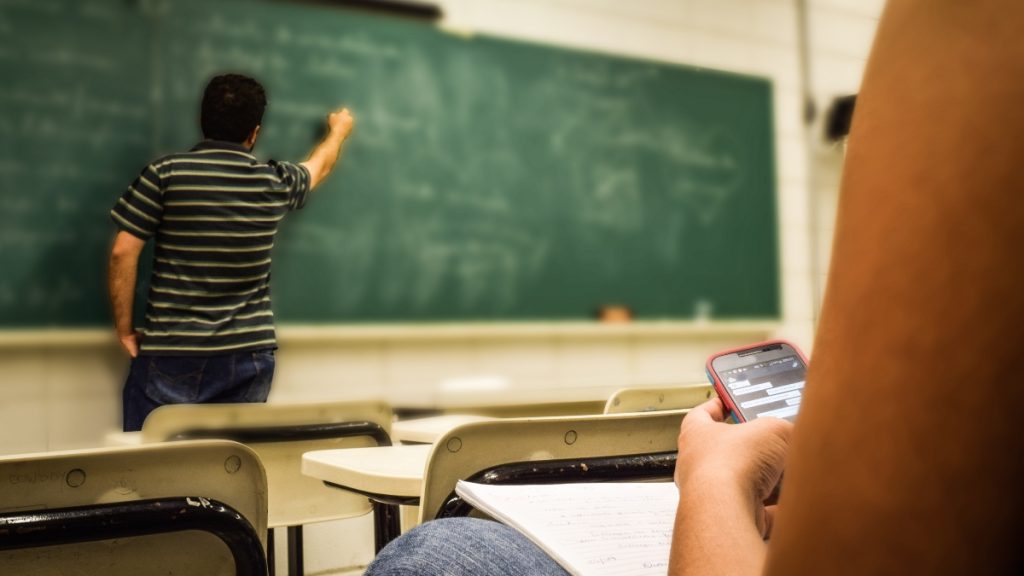 Convocatoria a becas - Profesor Y Alumno En Clase