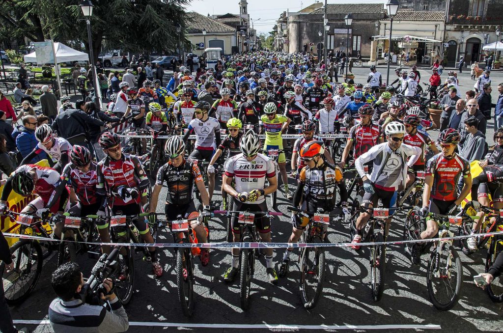 Fiume Di Oltre 400 Bikers In Partenza Nel Centro Storico Di Nicolosi
