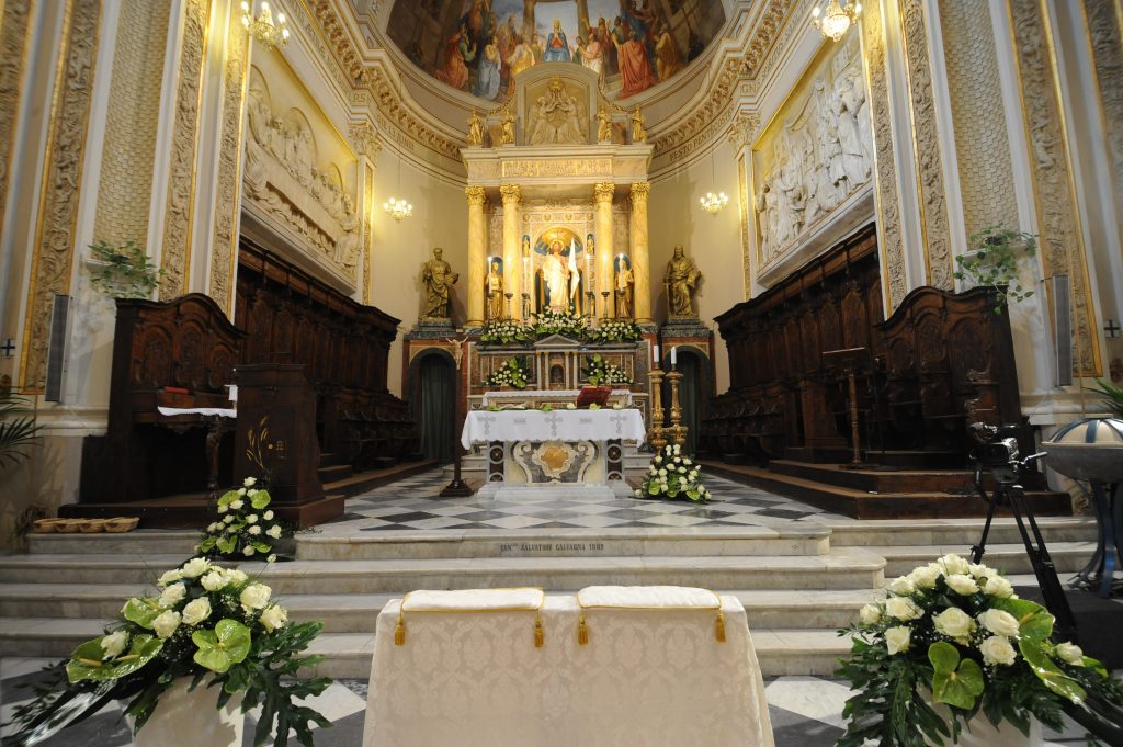 altare della Chiesa Madre con fiori