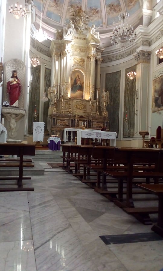 Chiesa - altare con quadro della madonna delle grazie