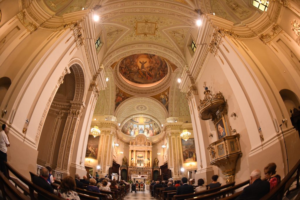 interno illuminato della esterno della Chiesa Madre