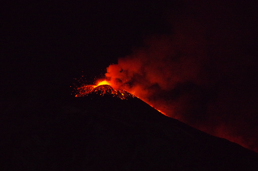 L'Etna e il magma vulcanico di notte