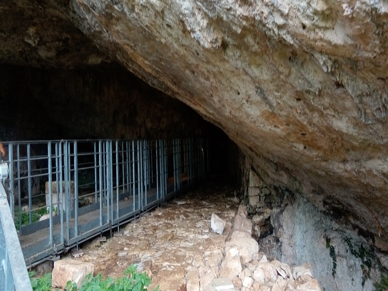 Entrata nella Grotta del Parco Archeologico Di Agnano a Ostuni