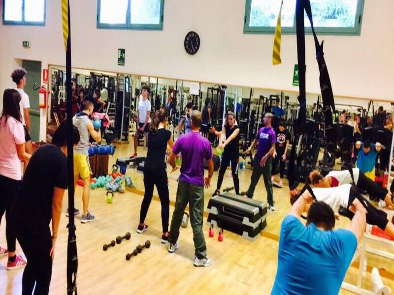 Salus Sport -Gruppo di persone a lezione di fitness funzionale