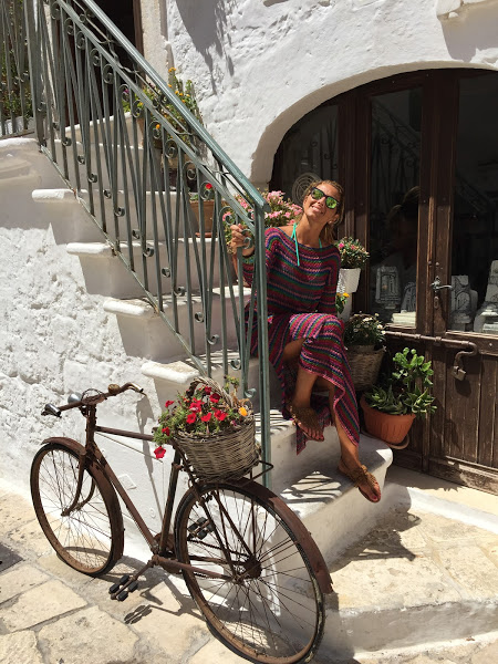 Melania in un vicolo bianco a Ostuni
