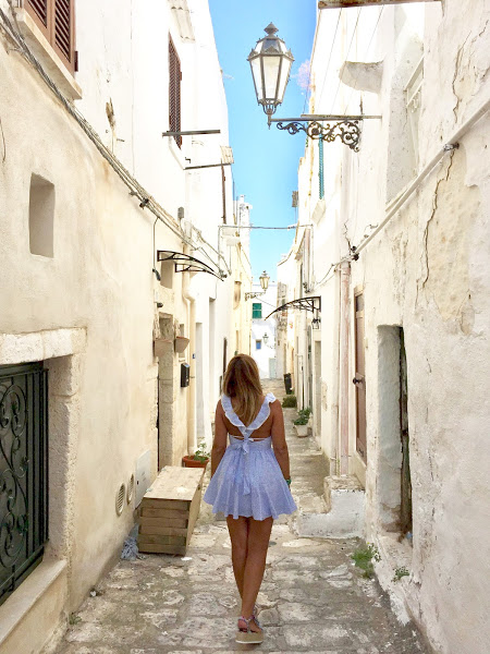 Melania tra i Vicoli Bianchi a Ostuni