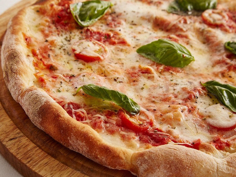 Una pizza con basilico