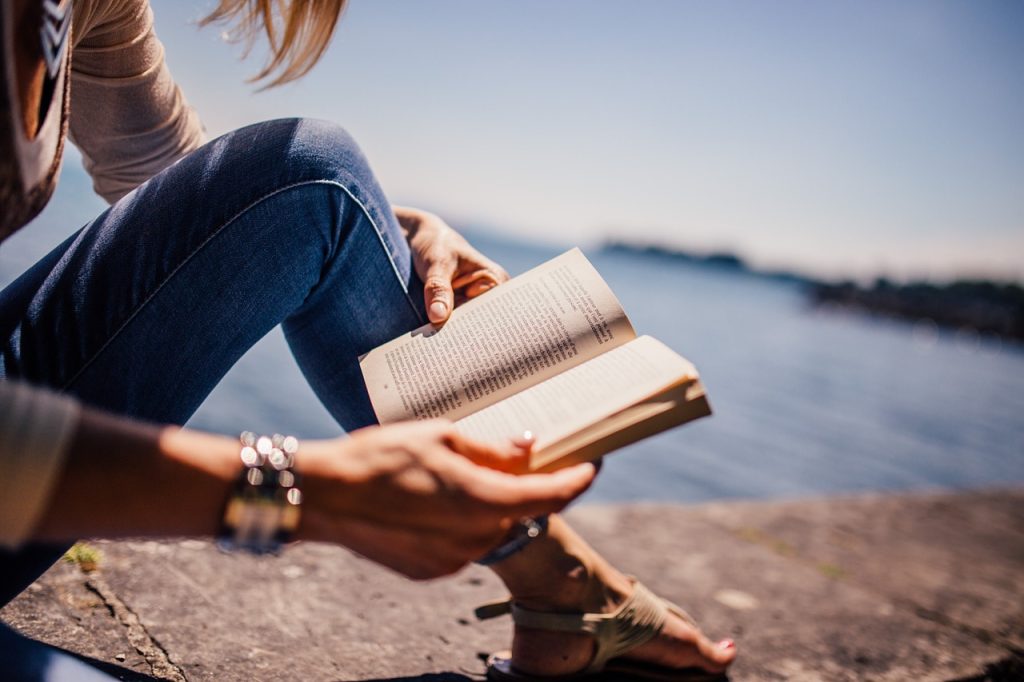 Emozioni letterarie: ragazza legge sulla spiaggia