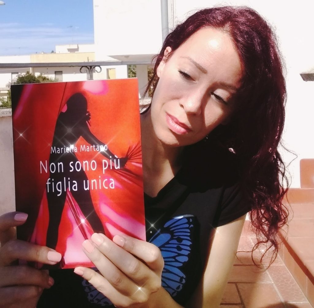Antonella Marchisella con il libro di Mariella Martano