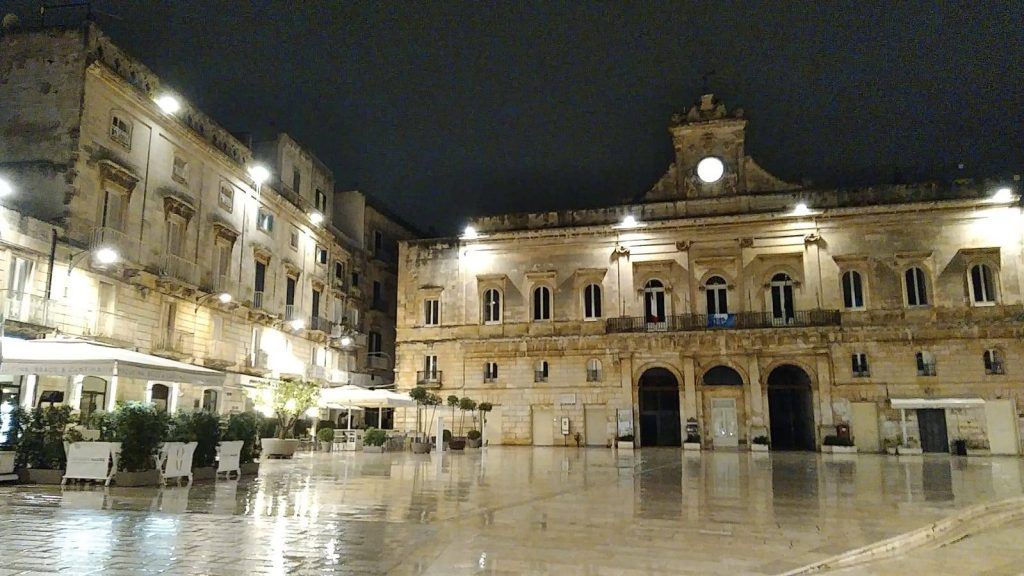 Piazza Della Liberta sotto la pioggia a Ostuni