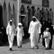 comportamenti - foto in bianco e nero di una Famiglia del Qatar che cammina per la strada