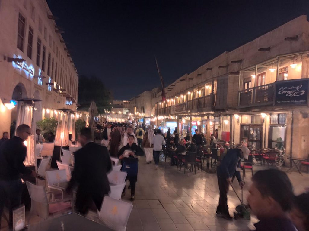 comportamenti - una Via Del Quatar Con Gente