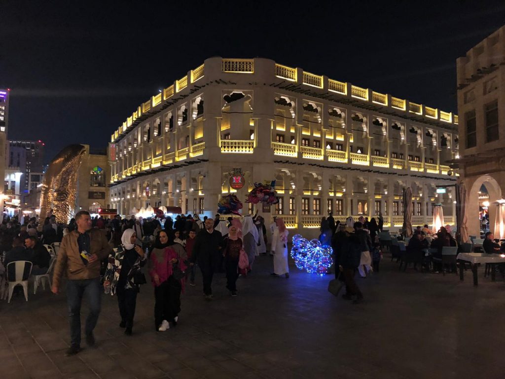 Souq Waqif Di Sera gente che passeggia