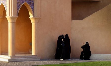 I vestiti tradizionali - Donne Qatarine vestite di nero