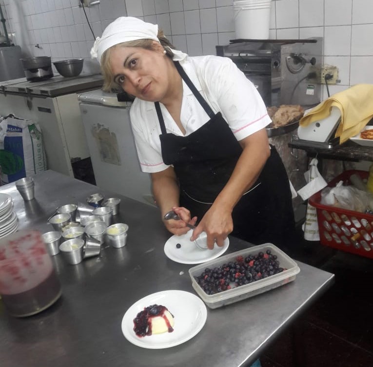 cocina de Alla Nonna Pietruccia - Fabiana Preparando Una Panna Cotta