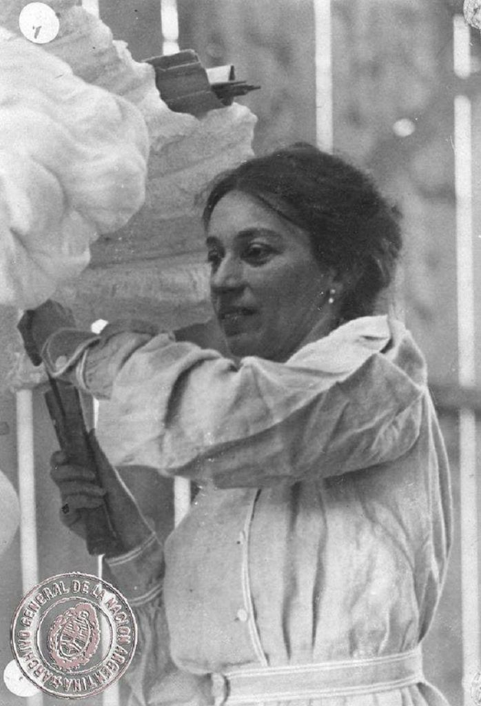 Falcucci - Lola Mora Trabajando
